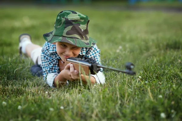 Niño con carabina de aire — Foto de Stock