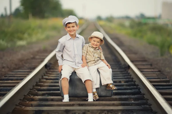 Chlapci s kufrem na železnici — Stock fotografie