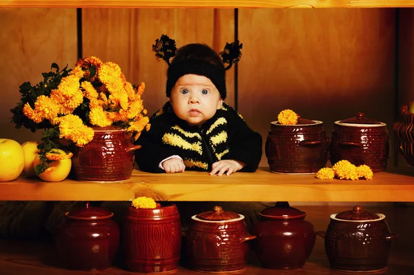 Malé vtipné děťátko s včelím kostýmem — Stock fotografie
