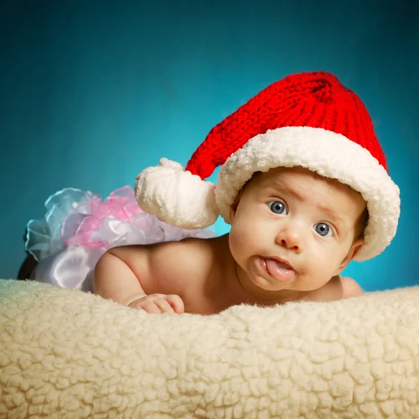 Kleines süßes Baby mit Weihnachtsmütze — Stockfoto