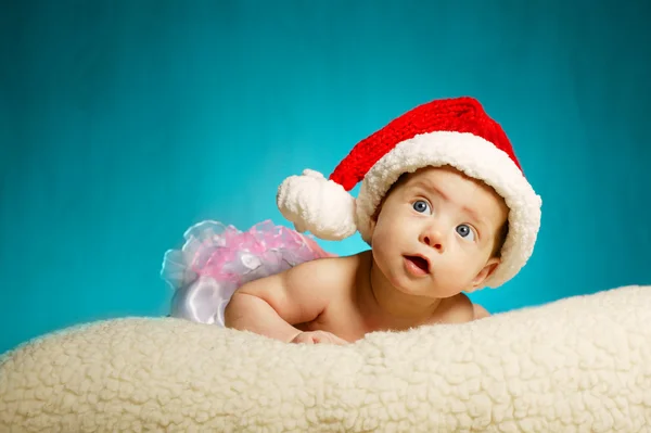 Pequeno bonito bebê com santa chapéu olhando para cima — Fotografia de Stock