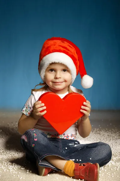 サンタの帽子の心を持つ少女 — ストック写真