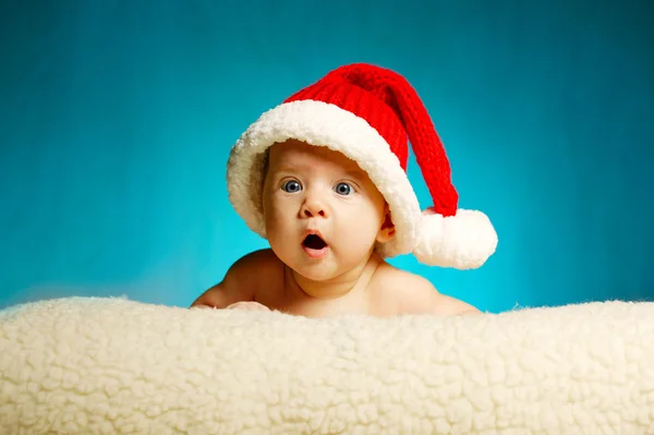 Petit bébé mignon avec chapeau de Père Noël — Photo
