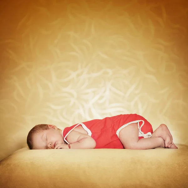 Schattige pasgeboren baby slapen — Stockfoto
