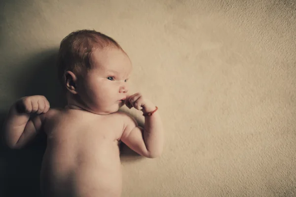 Schattige pasgeboren baby slapen — Stockfoto