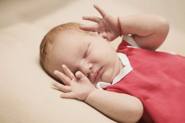 Roztomilý novorozené dítě spí — Stock fotografie