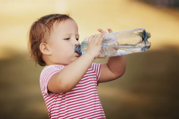 Girl with bottle of mineral water — Stock Photo, Image
