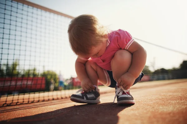 Ragazza imparare a legare lacci delle scarpe — Foto Stock