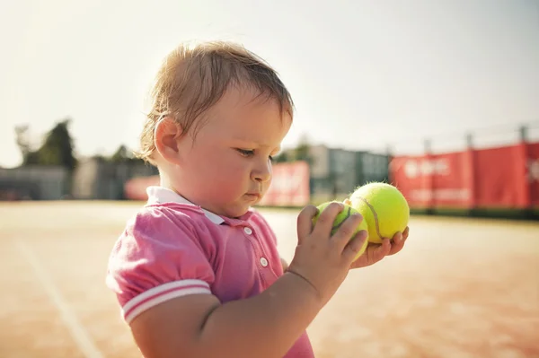 Dziewczynka z piłki tenisowe — Zdjęcie stockowe