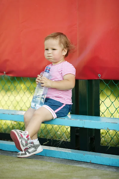 Chica con botella de agua mineral —  Fotos de Stock