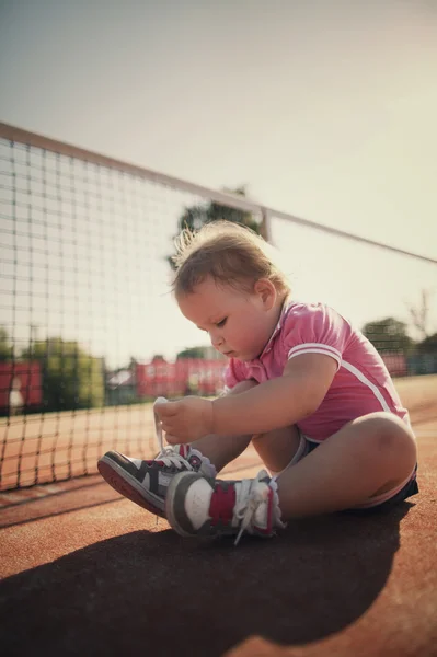 女の子の靴ひもを結ぶことを学ぶ — ストック写真