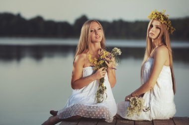 iskelede kıyısında iki kız