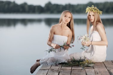 iskelede kıyısında iki kız