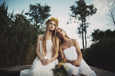 iskelede kıyısında iki kız