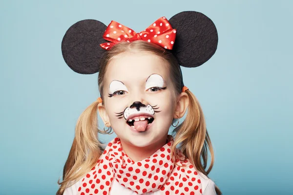 Meisje met muis masker — Stockfoto