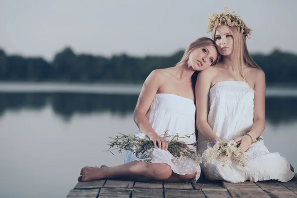 Deux filles sur la côte à la jetée — Photo