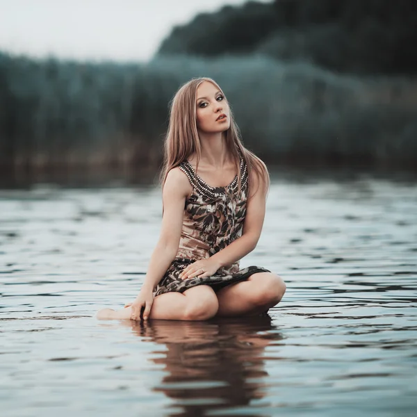Красивая девушка на воде — стоковое фото