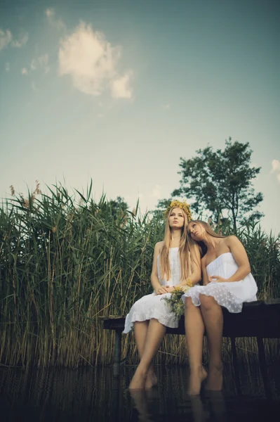 Dvě dívky na pobřeží na molu — Stock fotografie