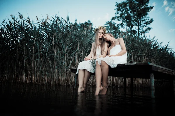 Dvě dívky na pobřeží na molu — Stock fotografie