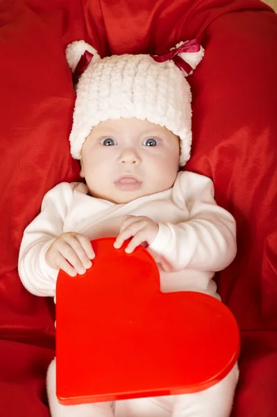 Bebê pequeno bonito com coração — Fotografia de Stock