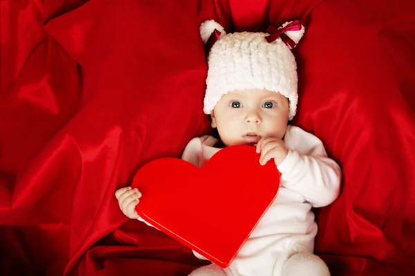 Carino piccolo bambino con il cuore — Foto Stock
