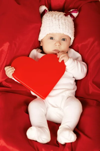 Милый маленький ребенок с сердцем — стоковое фото