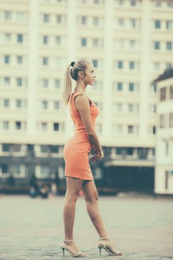 Güzel sarışın kız portresi