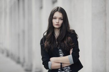 güzel ciddi kız portre