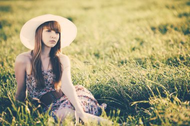 uzun saçlı güzel genç kız