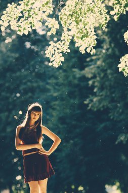 uzun saçlı güzel genç kız