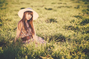 uzun saçlı güzel genç kız