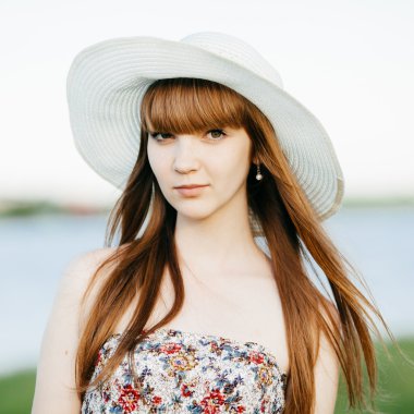 uzun saçlı güzel genç kız