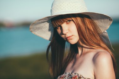 uzun saçlı güzel genç kız