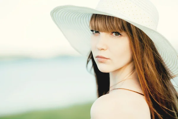 Bella ragazza con i capelli lunghi — Foto Stock