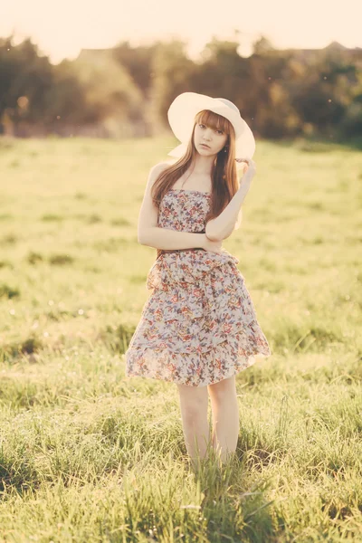 Belle jeune fille aux cheveux longs — Photo