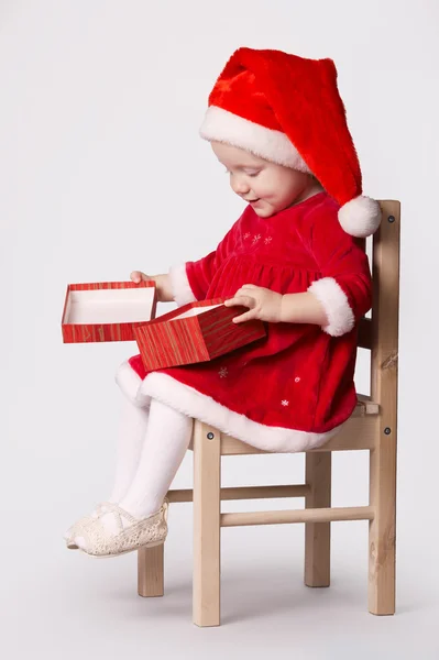 Pequena menina feliz com presente — Fotografia de Stock