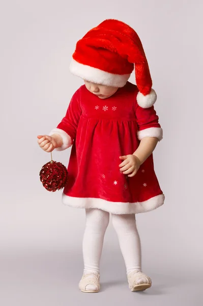 Niedliches kleines Mädchen mit Weihnachtskugel — Stockfoto