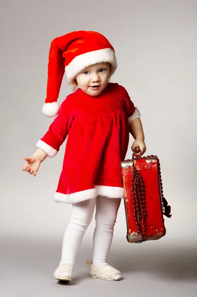 Pequena menina bonito com mala de Natal — Fotografia de Stock