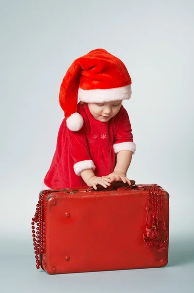 Kleines glückliches Mädchen mit Weihnachtskoffer — Stockfoto