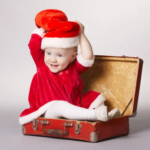 Šťastná holčička s vánoční kufr — Stock fotografie