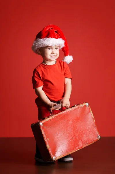 Weinig schattige jongen met rood koffer — Stockfoto