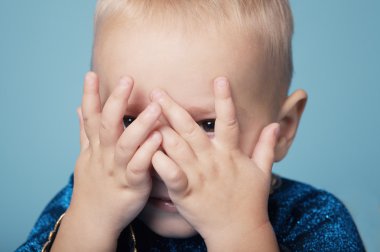 küçük çocuk oyun saklambaç