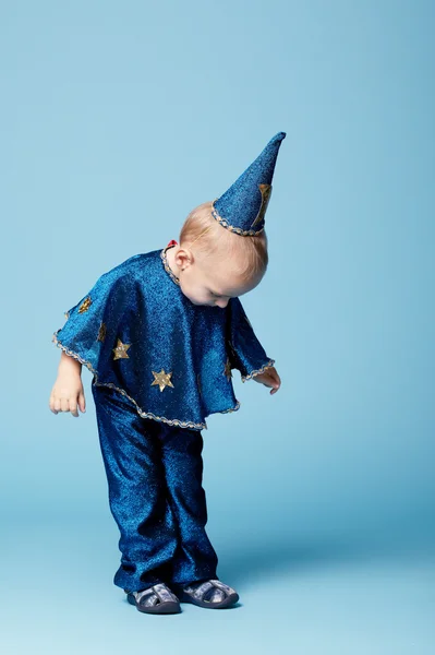 Pequeno retrato mágico bonito em azul — Fotografia de Stock