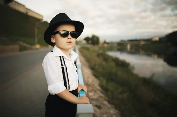 Pequeno cavalheiro com óculos de sol — Fotografia de Stock
