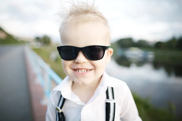 Liten herre med solglasögon — Stockfoto