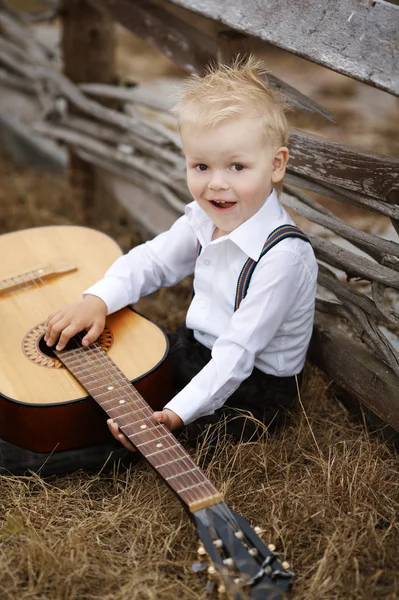 Söt liten pojke med gitarr — Stockfoto