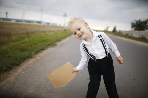 Çocuk hitch Road hiking — Stok fotoğraf