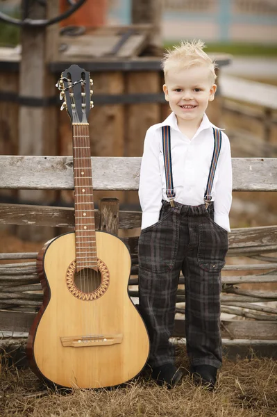 Aranyos kis fiú gitárral — Stock Fotó