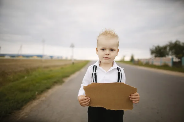 Niño enganche senderismo en la carretera — Foto de Stock