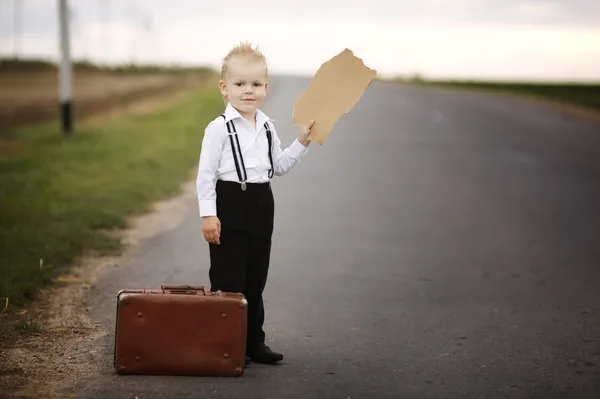 Pojke hitch vandring på vägen — Stockfoto